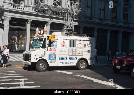 Happy Face Ice Cream Car parkte an einer Straßenecke in Manhattan und verkaufte Shakes und Eisbecher in New York City, USA. Stockfoto