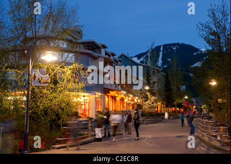 Whistler Village im Sommer in der Dämmerung Stockfoto