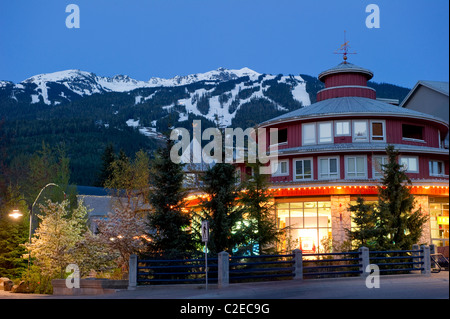 Whistler Village im Sommer in der Dämmerung Stockfoto