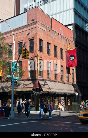 Little Italy Pizzeria-Gebäude an der Ecke University Place und East 13th Street in Greenwich Village, Manhattan, New York City. Stockfoto