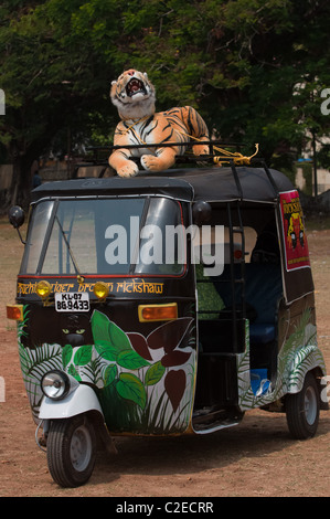 Gepimpt, Tuk Tuk aufgereiht für die Abfahrt auf der Rikscha-Run in Indien Stockfoto