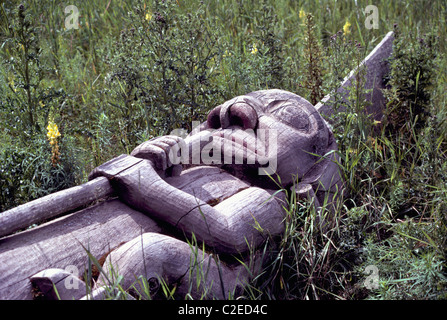 (Männliche) Gitxsan Totempfahl, Gitwangak (Kitwanga), Northern BC, British Columbia, Kanada - Totem Gras liegend Stockfoto