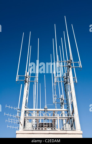 Mobiltelefonantennen auf dem Top of the Rock, Rockefeller Center, Manhattan, New York City, USA, vor einem klaren blauen Himmel. Stockfoto