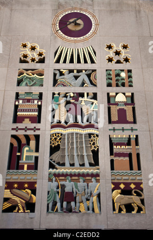 Art-Deco-bunte Skulptur Relief Eingang 45 Rockefeller Plaza Building, Rockefeller Center, Manhattan, New York City, USA Stockfoto