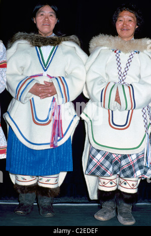 Eskimo Inuit-Frauen tragen Tracht, Arktis, Kanada Stockfoto