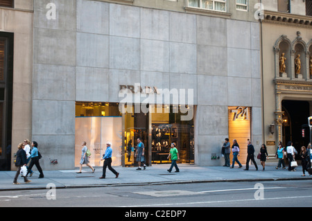 Prada Luxus-Modedesigner-Geschäft in der Fifth Avenue, Manhattan, New York City. Ein beliebtes High-End-Geschäft im Herzen von New York City. Stockfoto
