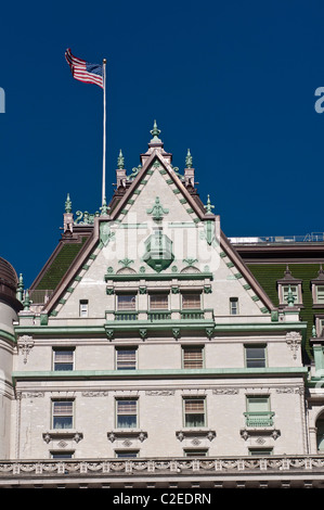 Das Plaza Hotel, ein Wahrzeichen des Luxushotels in der Nähe des Central Park und der 5th Avenue, Manhattan, New York City. Verzierte französische Renaissance-Architektur und Flagge. Stockfoto