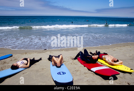 Montara, Kalifornien. Gruppe von Surfern Rest auf Surfbretter während sie warten, Wind Pazifik aufgreifen... © Bob Kreisel Stockfoto