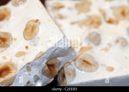 Traditionelle italienische Torrone Nougat mit Haselnüssen Stockfoto