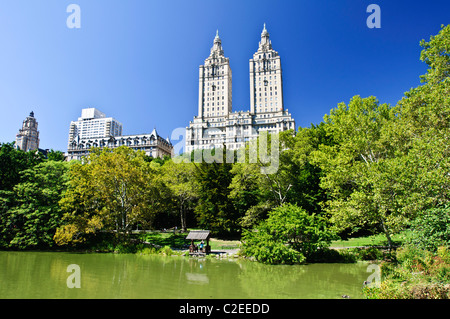 Zwei Tower San Remo Luxus-Apartmentgebäude in 145 und 146 Central Park West, Manhattan, New York City, Blick vom Central Park Lake. Stockfoto