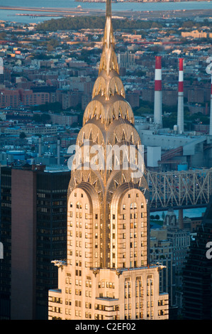 Chrysler building bei Sonnenuntergang gesehen vom Empire State Gebäude Beobachtung Schreibtisch, Manhattan, New York City, USA Stockfoto