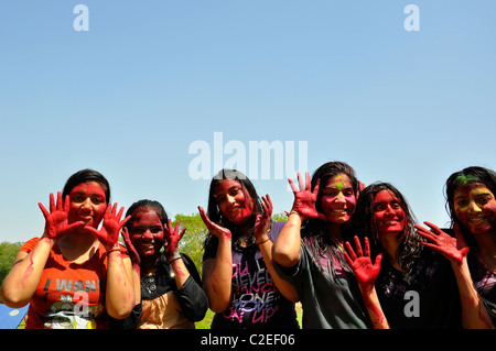 Girls feiern Holi-fest Stockfoto