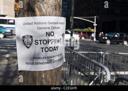 Generalversammlung der Vereinten Nationen, allgemeine Aussprache, Nein halt heute Schild neben UN-Hauptquartier, New York City, USA Stockfoto