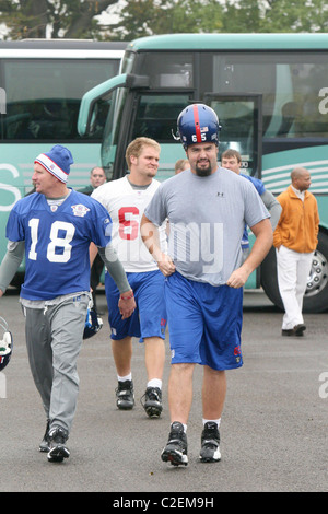 Jeff Feagles, Adam Koets und grau Ruegamer New York Giants trainieren an der Chelsea Football Club Schulungseinrichtung in Cobham, Stockfoto