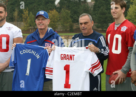 Shaun O'Hara, Eli Manning, Michael Strahan und New York Giants Cheftrainer Tom Coughlin New York Giants im Chelsea trainieren Stockfoto