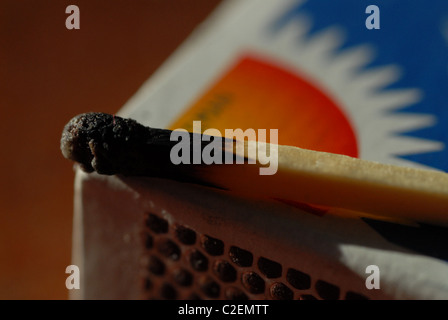 Verbrannte Streichholz auf einer Matchstick Box. Stockfoto