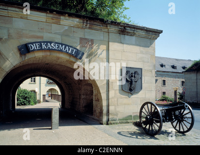 Geschuetz Und Preussenadler, Eingangstor Zu Den Kasematten der Festungsanlagen in Saarlouis, Saar, Saarland Stockfoto