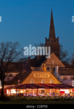 Stamford Mitte Fastenzeit Messe mit Badehaus und All Saints Church im Hintergrund Stockfoto