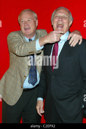 Chris Matthews und Alan Alda in der The New York Times dritte jährliche "Große lesen literarische Frühschoppen" statt in The Times Center New Stockfoto