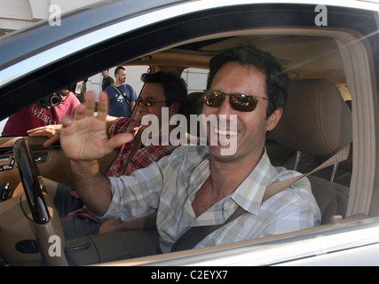 Wird & Grace star Eric McCormack lächelt in die Kamera während der Fahrt durch Beverly Hills, Los Angeles, Kalifornien - 02.11.07 Stockfoto