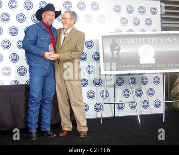 Garth Brooks und Mitglied der RIAA Garth Brooks namens Best-Selling Solo Artist von der Recording Industry Association of America Stockfoto