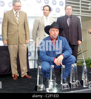 Garth Brooks und Mitglieder der RIAA Garth Brooks namens Best-Selling Solo Artist von der Recording Industry Association of America Stockfoto