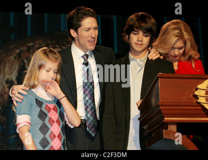 Alexandra Osteen, Joel Osteen, Jonathan Osteen und Victoria Osteen ein Abend mit Joel Osteen im Madison Square Garden neu Stockfoto