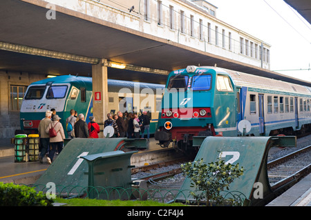 Touristen, die immer auf Trenitalia Züge am Bahnhof von Florenz Stockfoto