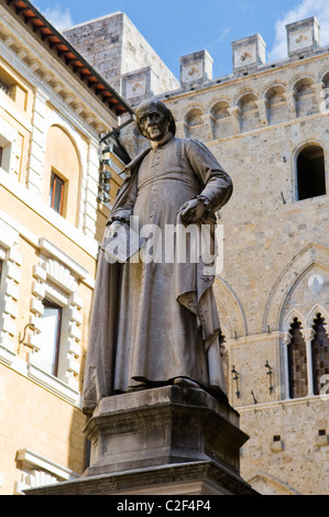 Statue des Erzdiakons Sallustio Bandini vor Palazzo Salimbeni in Siena, Italien Stockfoto