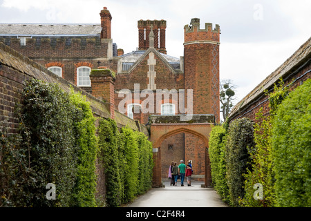 Allee / walled weg / Wege / Straße / Fahrt führt an der Nordseite des Hampton Court Palace. UK Stockfoto