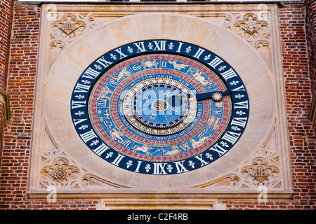 König Heinrich VIII. astronomische Uhr / Gesicht, die mit Blick auf den königlichen Hof in Hampton Court Palace. Middlesex. VEREINIGTES KÖNIGREICH. Stockfoto