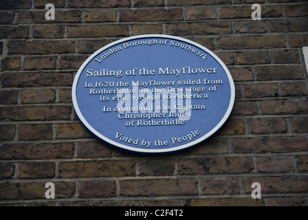Blaue Plakette zum Gedenken an das Segeln von der Mayflower Rotherhithe London SE16 Stockfoto