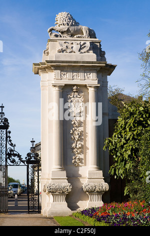 Rückansicht eines Post / Säule vom Löwentor Eingang des Hampton Court Palace, Bushy Park blickt. Middlesex. UK Stockfoto