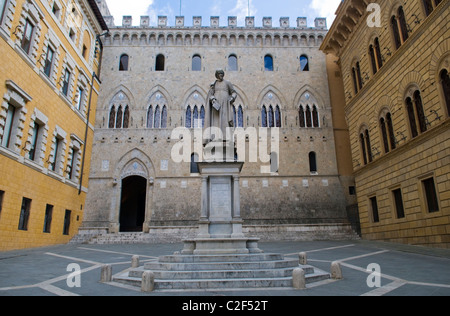 Piazza dei Salimbeni mit Statue der Erzdiakon Sallustio Bandini vor Palazzo Salimbeni in Siena, Italien Stockfoto