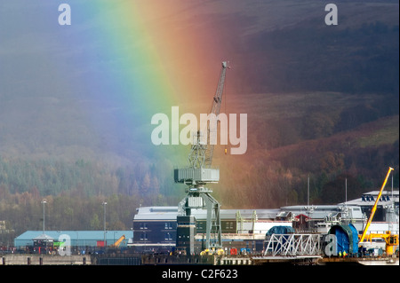Ein Regenbogen über der Faslane Naval Base in Gare Loch an der Westküste Schottlands. Stockfoto
