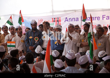 Aktivist während Anna Hazare Bewegung gegen die Korruption auf Azad Maidan in Mumbai (Bombay), Maharashtra, Indien. Stockfoto