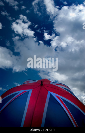 Austritt, Union Jack Dach vor einem bewölkten blauen Himmel. Britische Wetter Konzept. Stockfoto