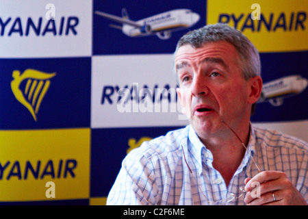 Michael O'Leary, CEO von Ryanair, diskutiert mit Journalisten seine Entscheidung, eine Entschädigung von £2 hinzufügen zu jedem Ticket zu erheben. Stockfoto