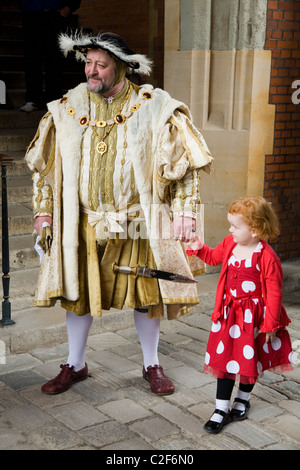 Schauspieler die Rolle des Königs Henry 8 / 8 / th & posiert mit Kind / Mädchen für ein Foto. Hampton Court Palace UK Stockfoto