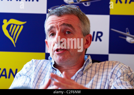 Michael O'Leary, CEO von Ryanair, diskutiert mit Journalisten seine Entscheidung, eine Entschädigung von £2 hinzufügen zu jedem Ticket zu erheben. Stockfoto