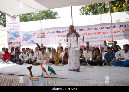 Sozialaktivist, Medha Patkar, spricht zu Gunsten der Anna Hazare Bewegung gegen die Korruption auf Azad Maidan, Mumbai, Indien. Stockfoto