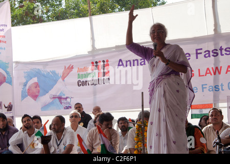 Sozialaktivist, Medha Patkar, spricht zu Gunsten der Anna Hazare Bewegung gegen die Korruption auf Azad Maidan, Mumbai, Indien. Stockfoto