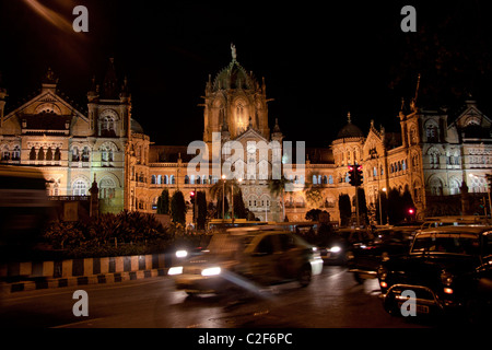 Nachtansicht des CST Bahnhof, Mumbai (Bombay), Maharashtra, Indien, Asien. Stockfoto