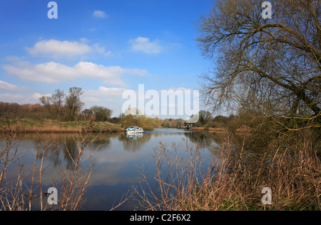 Ein Motorboot Kreuzfahrt auf den Fluß Yare am Surlingham, Norfolk, England, Vereinigtes Königreich. Stockfoto