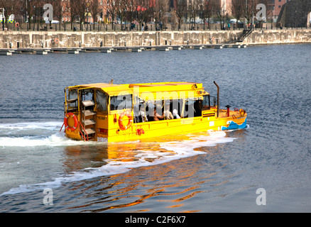 Amphibische touristischen Fahrzeug im Wasser, Liverpool, England Stockfoto