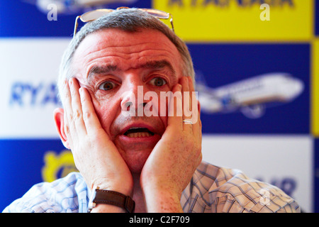 Michael O'Leary, CEO von Ryanair, diskutiert mit Journalisten seine Entscheidung, eine Entschädigung von £2 hinzufügen zu jedem Ticket zu erheben. Stockfoto