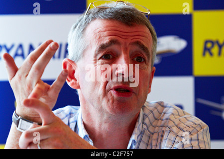 Michael O'Leary, CEO von Ryanair, diskutiert mit Journalisten seine Entscheidung, eine Entschädigung von £2 hinzufügen zu jedem Ticket zu erheben. Stockfoto