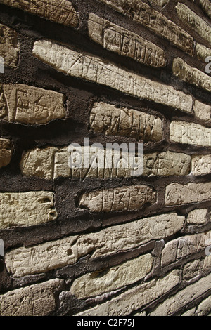 Namen-Graffiti geschnitzt auf Ziegelwand im Colosseum Kolosseum, Rom Stockfoto