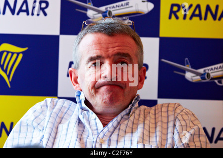 Michael O'Leary, CEO von Ryanair, diskutiert mit Journalisten seine Entscheidung, eine Entschädigung von £2 hinzufügen zu jedem Ticket zu erheben. Stockfoto