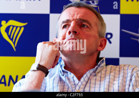 Michael O'Leary, CEO von Ryanair, diskutiert mit Journalisten seine Entscheidung, eine Entschädigung von £2 hinzufügen zu jedem Ticket zu erheben. Stockfoto